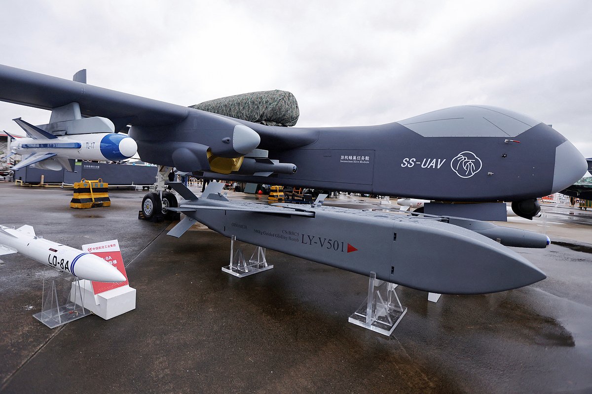 Беспилотный летательный аппарат Jetank (SS-UAV) рядом с боеприпасами на Китайской международной выставке авиации и аэрокосмической техники, Чжухай, провинция Гуандун, 14 ноября 2024 года