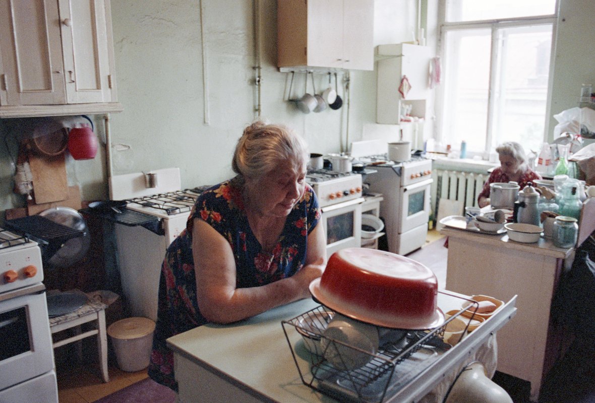 Жительница коммунальной квартиры в Ленинграде, 1990-е годы
