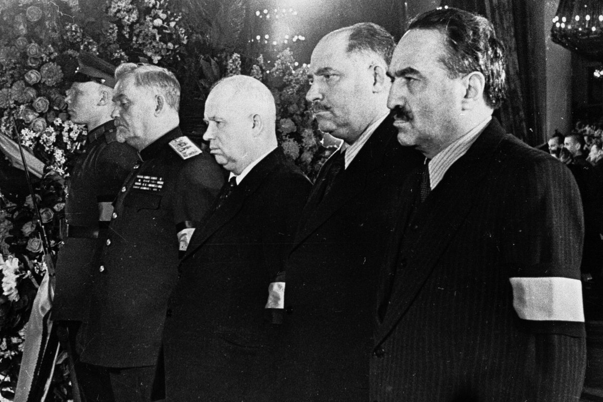 Анастас Микоян, Лазарь Каганович, Никита Хрущев, Николай Булганин (справа налево) в почетном карауле у гроба с телом Иосифа Сталина в Колонном зале Дома Союзов, 6 марта 1953 года