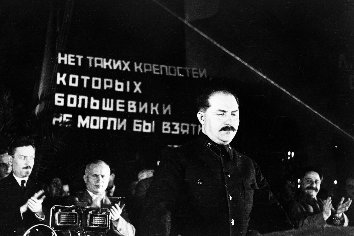 Нарком путей сообщения СССР Лазарь Каганович выступает на торжественном заседании, посвященном запуску первой очереди Московского метрополитена (на втором плане — Николай Булганин, Никита Хрущев и Серго Орджоникидзе), 1935 год 