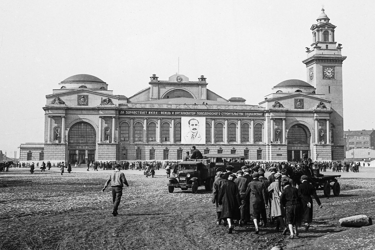 Портрет Кагановича на здании Киевского вокзала, 1930-е годы 