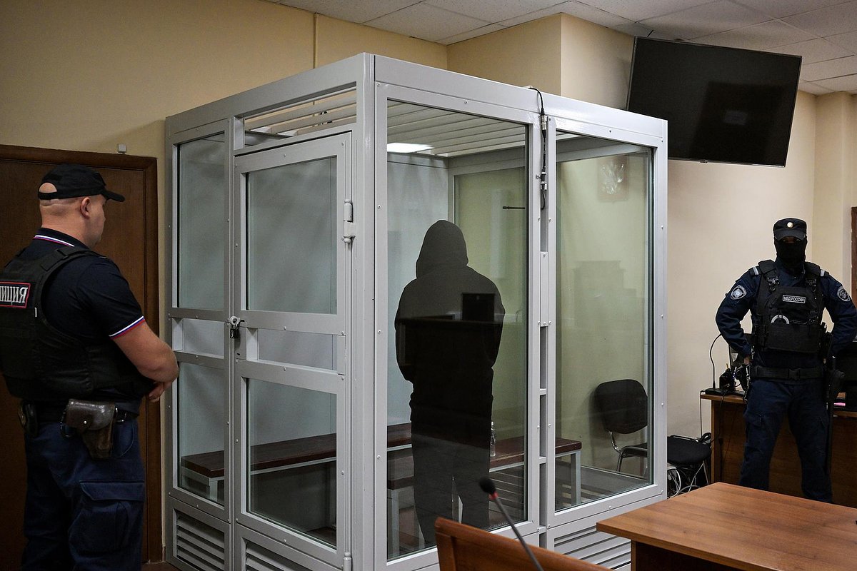 Оглашение приговора Артему Миссюре, обвиняемому в отравлении двух человек, в Московском областном суде. Обвиняемый Артем Миссюра (в центре) во время заседания суда.

